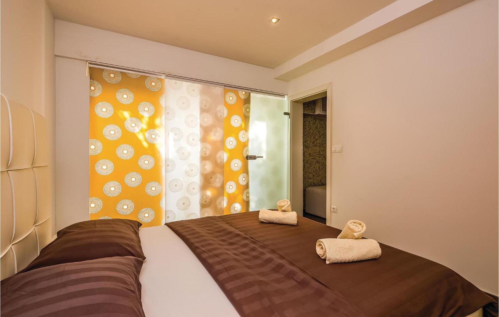 2 Bedroom Lovely Apartment In Crikvenica Exteriör bild