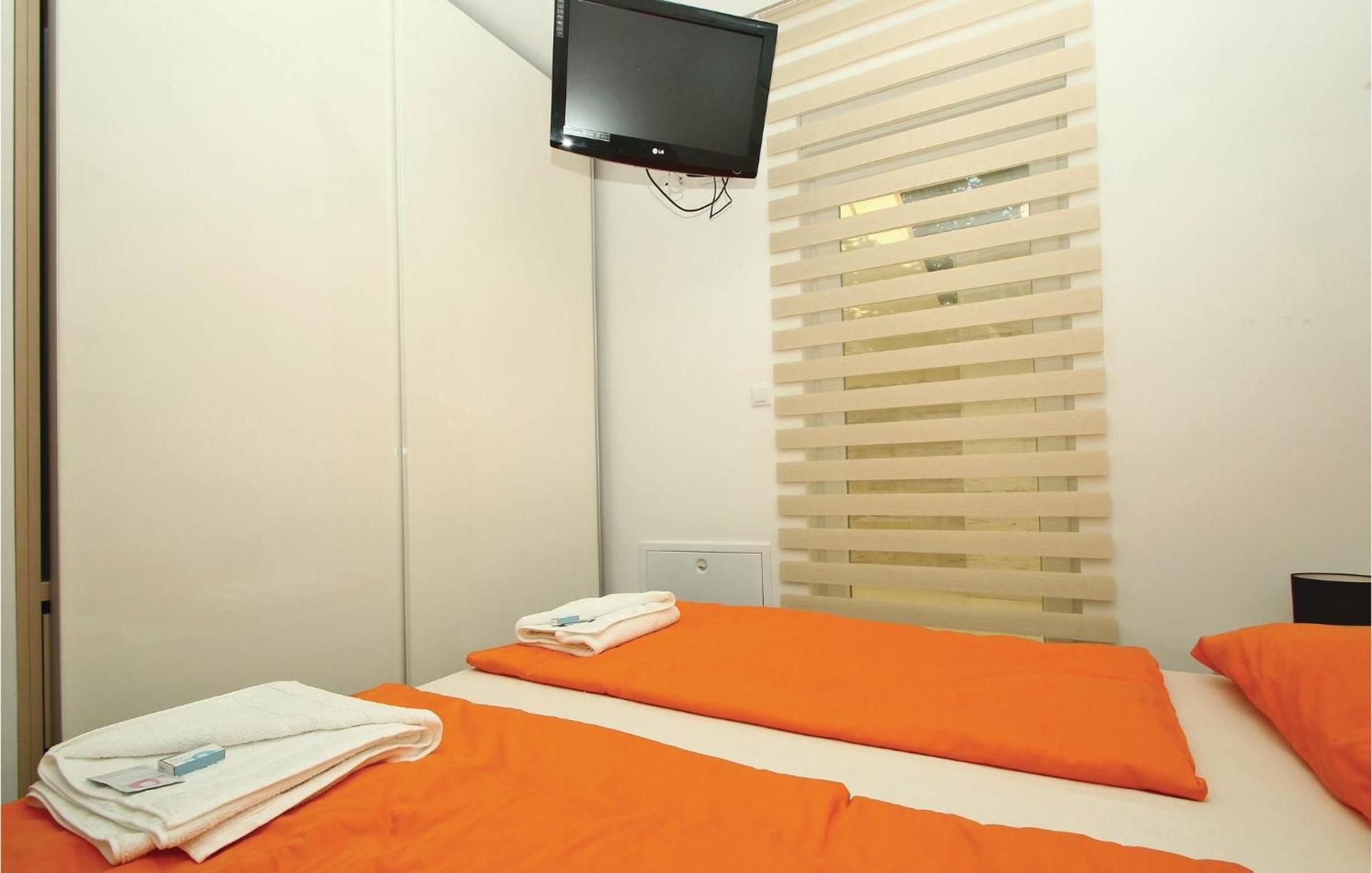 2 Bedroom Lovely Apartment In Crikvenica Exteriör bild