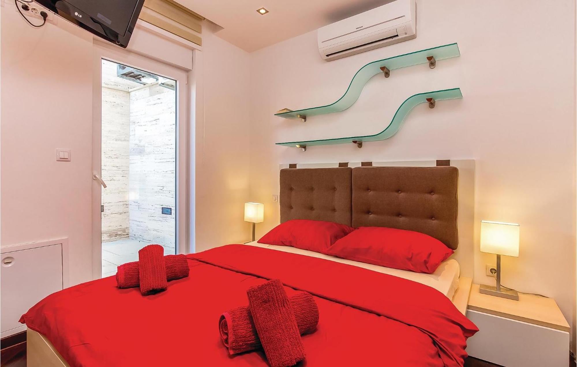 2 Bedroom Lovely Apartment In Crikvenica Exteriör bild